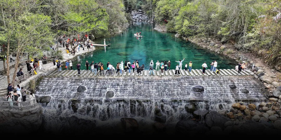 Flower Power: Spring Spurs Tomb-Sweeping Day Travel Boom